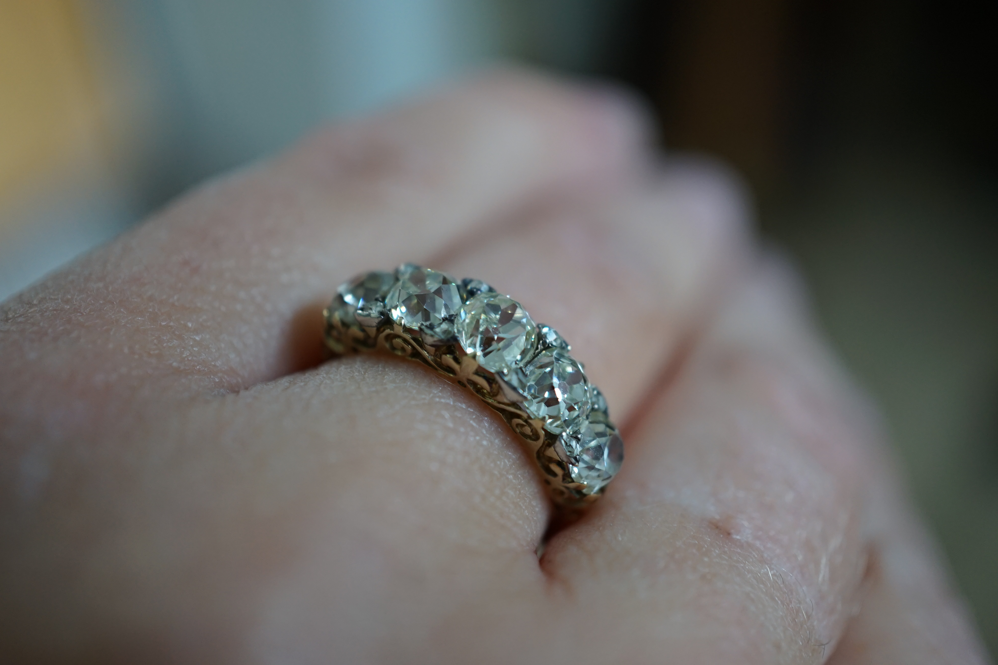 A Victorian 18ct and graduated five stone old round cut diamond set half hoop ring